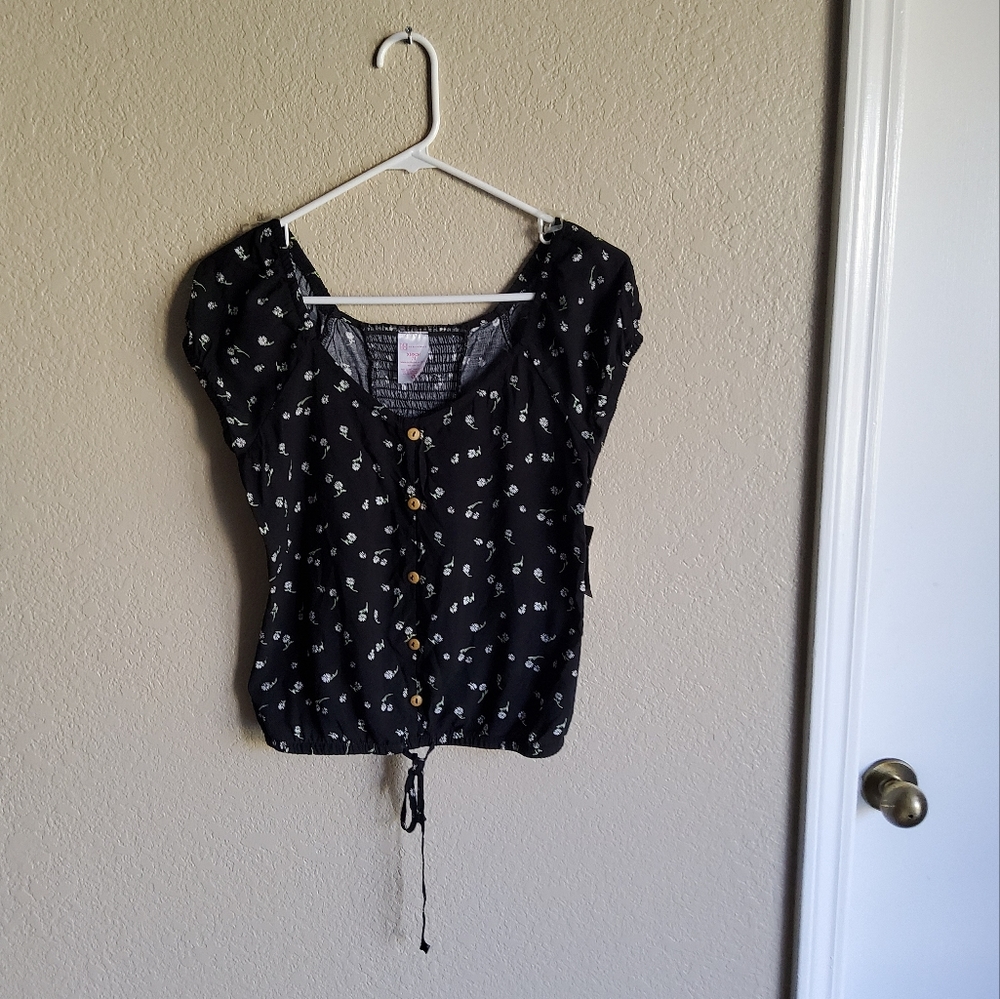 Black crop top with flowers on it. (XS/1)